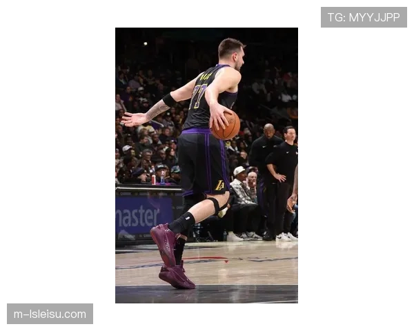 东契奇因脚踝伤势出战成疑,独行侠侧翼进攻体系面临考验 东契奇因脚踝伤势出战成疑,独行侠侧翼进攻体系面临考验