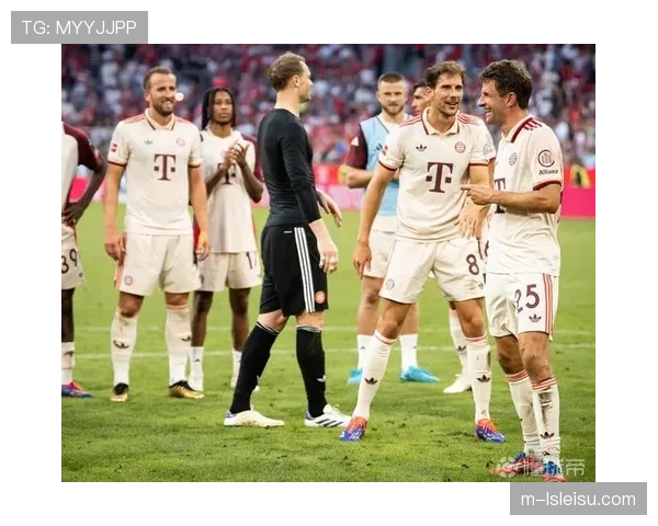 镜头记录:凯恩打入赛季第30球后与穆夏拉庆祝